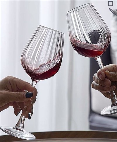 แก้วไวน์แดง